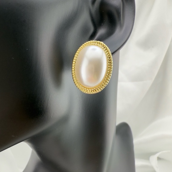 Anthropologie Jewelry - Anthropologie Luxury Vintage Pearl Stud Earrings – Gold Textured Oval Design